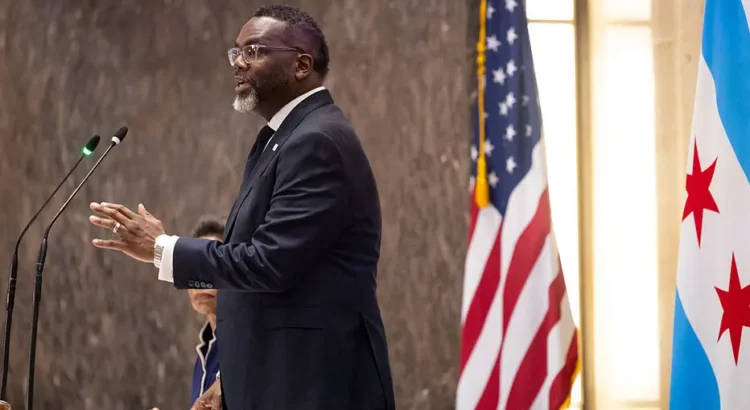 Brandon Johnson, planea cerrar un déficit presupuestario de mil millones de dólares en 2026 Brandon Johnson, planea cerrar un déficit presupuestario de mil millones de dólares en 2026