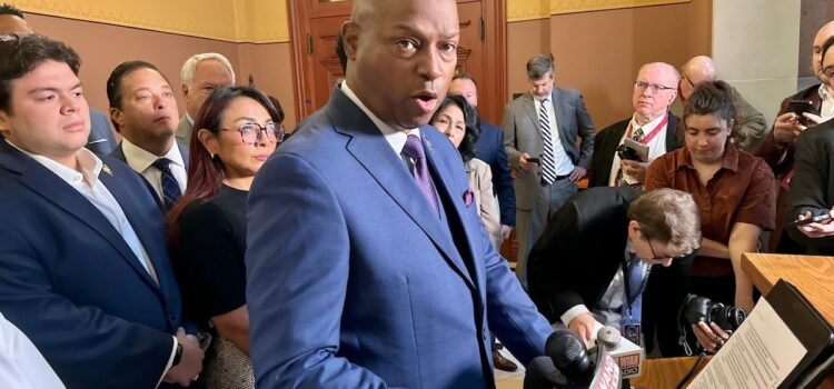 Juez del condado de Chicago prohíbe a ICE arrestar a personas en la corte