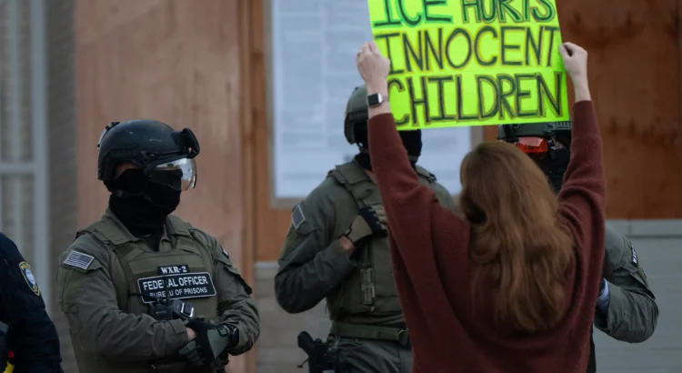 ICE abrirá centro de atención telefónica para que policía localice a niños migrantes no acompañados ICE abrirá centro de atención telefónica para que policía localice a niños migrantes no acompañados