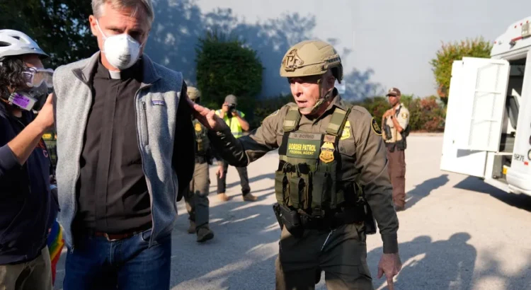 La Patrulla Fronteriza tiene previsto abandonar Chicago, aunque el ICE permanecerá La Patrulla Fronteriza tiene previsto abandonar Chicago, aunque el ICE permanecerá