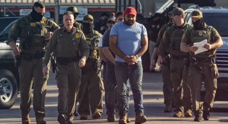 Juez ordena la liberación de cientos de personas arrestadas durante redadas migratorias en Chicago. Juez ordena la liberación de cientos de personas arrestadas durante redadas migratorias en Chicago.