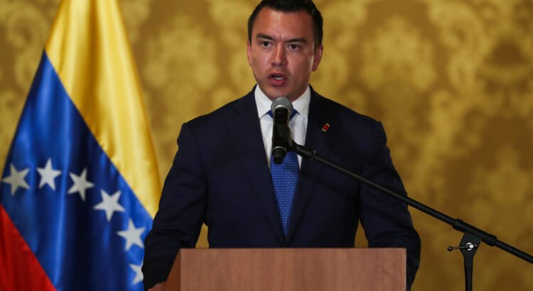 El presidente de Ecuador cambia a seis ministros en un intento de oxigenar su Gobierno El presidente de Ecuador cambia a seis ministros en un intento de oxigenar su Gobierno
