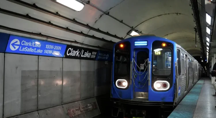 Hombre prende fuego a mujer en un tren de Chicago Hombre prende fuego a mujer en un tren de Chicago