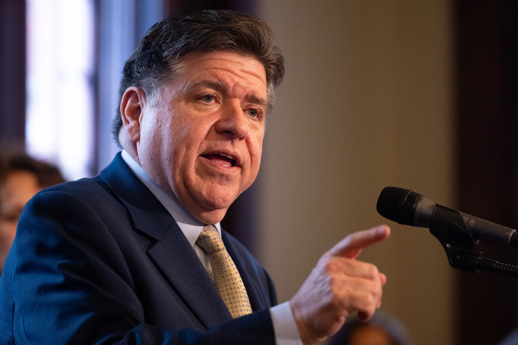 Pritzker no puede esperar librarse de la culpa por el proyecto de ley del estadio de los Bears.
